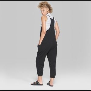 Women’s sleeveless v-neck knit cropped jumpsuit